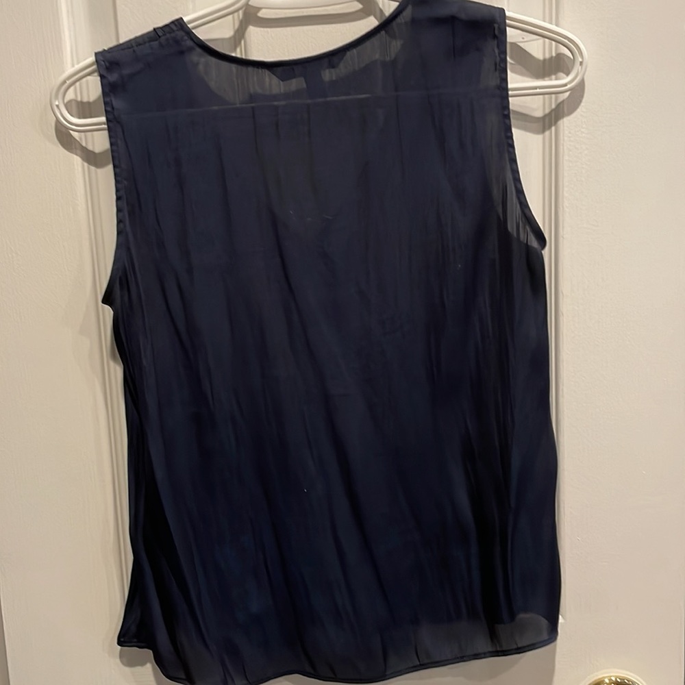 Banana republic soft satin V-Neck sleeveless top - Picture 2 of 2